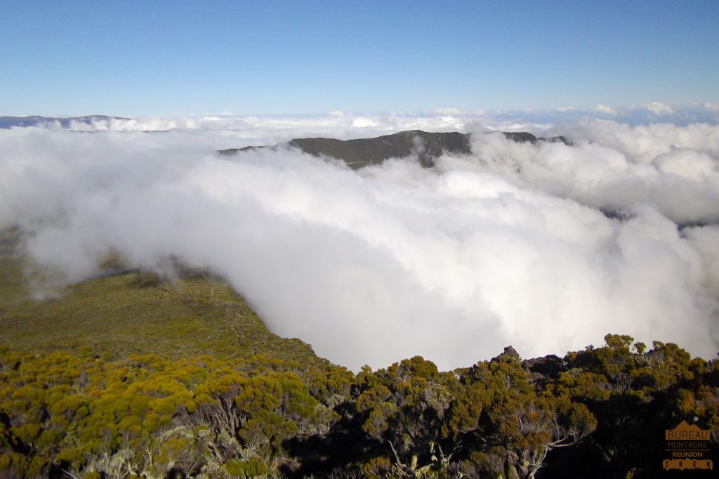 Mer de nuages sur le coteau Kervegen la réunion