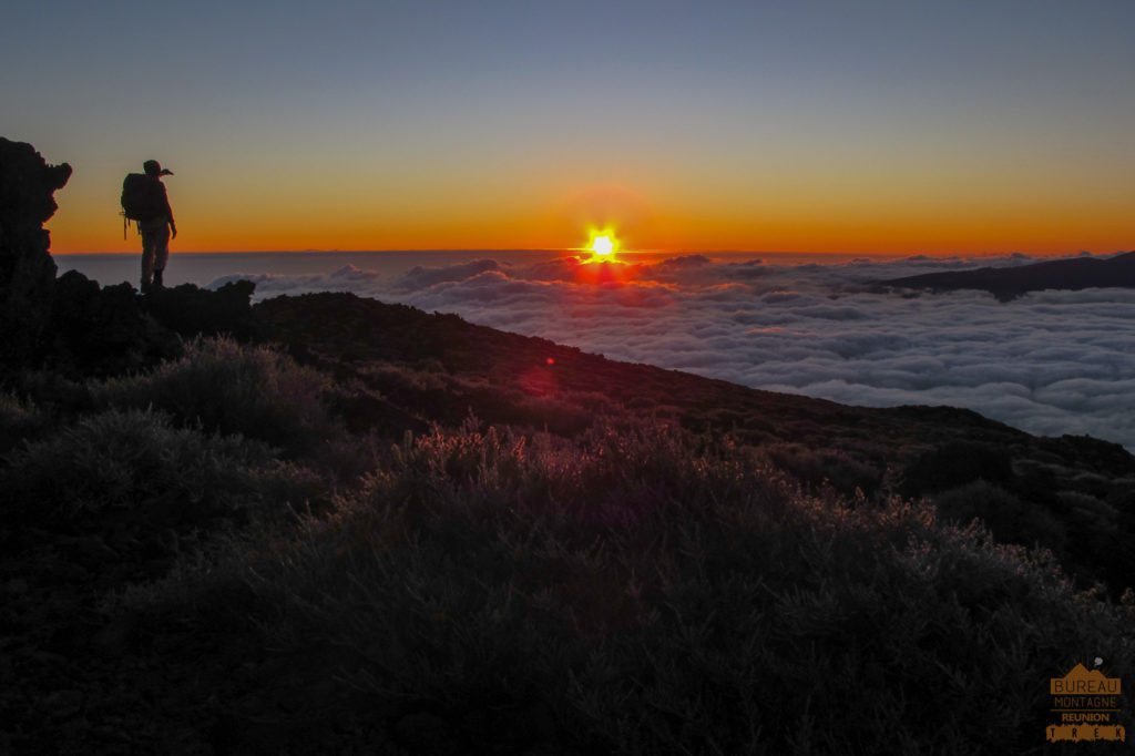 lever de soleil depuis le Piton des Neiges randonneur