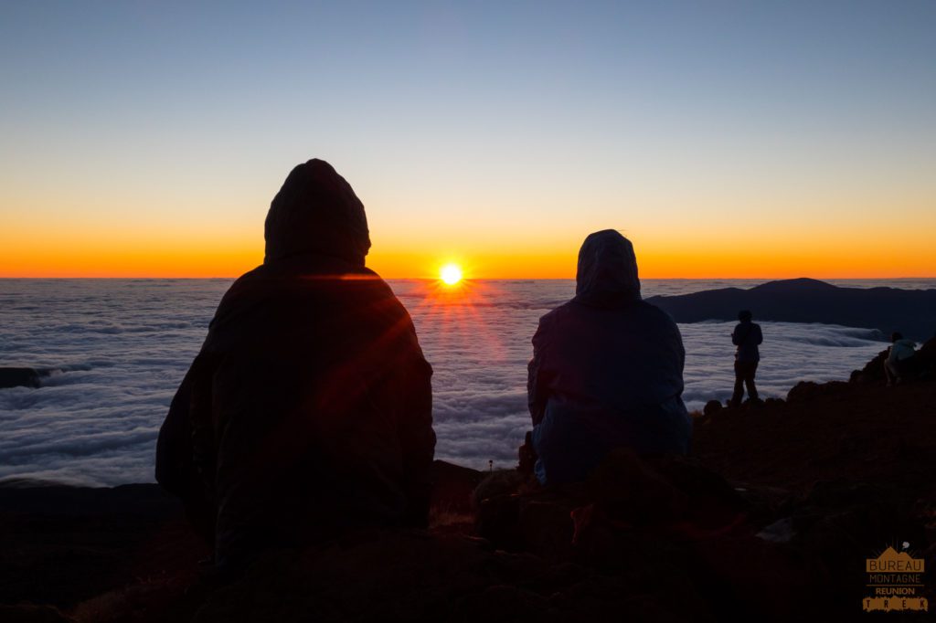 Ie lever de soleil depuis le Piton des Neiges randonneur trek