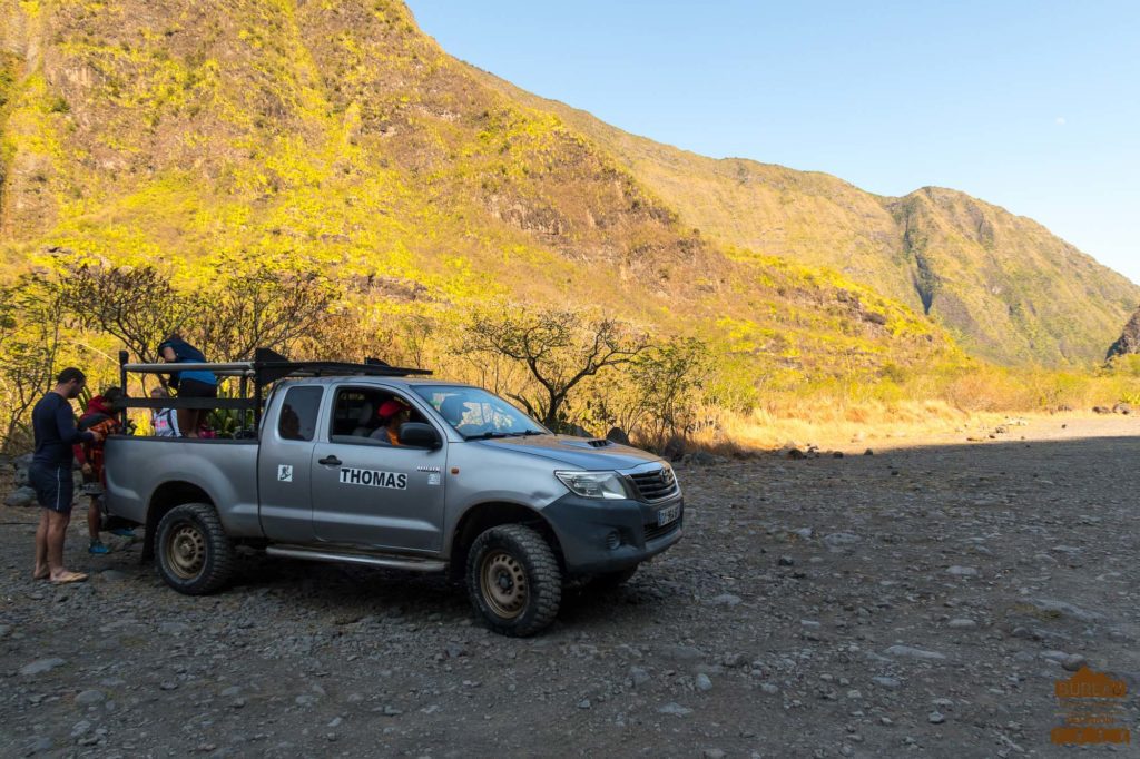 4x4 dans la rivière des Galets mafate randonneur