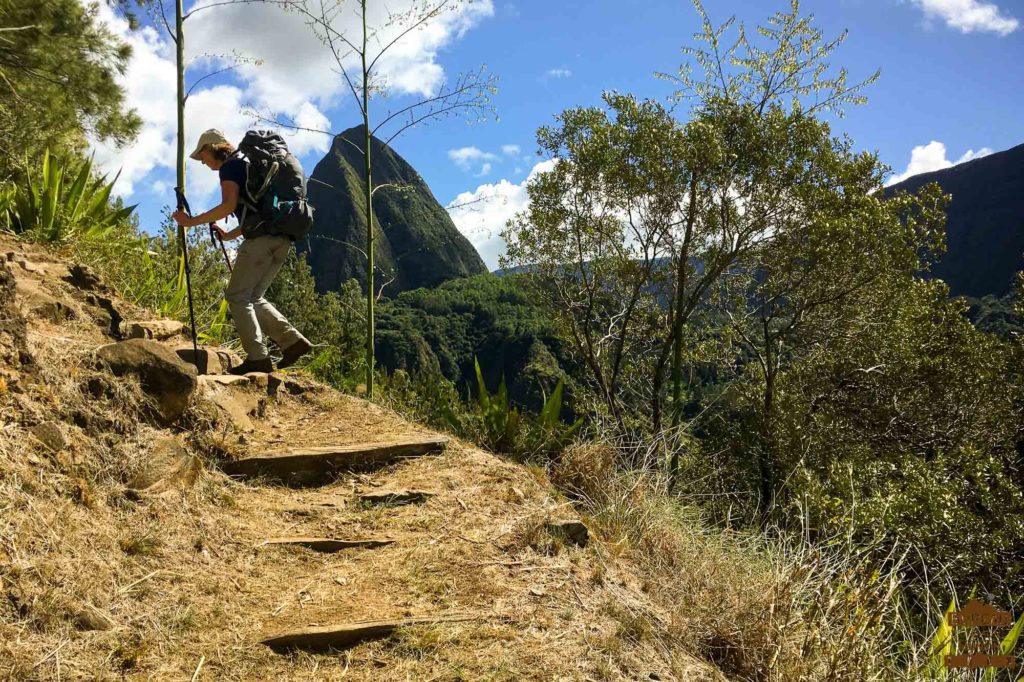 En chemin vers ilet à Bourse mafate un randonneur devant le Piton Calumet