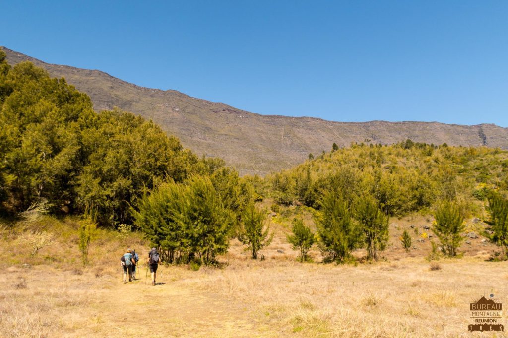 La Plaine aux Sables le rempart du Maïdo randonneur dans mafete réunion trek