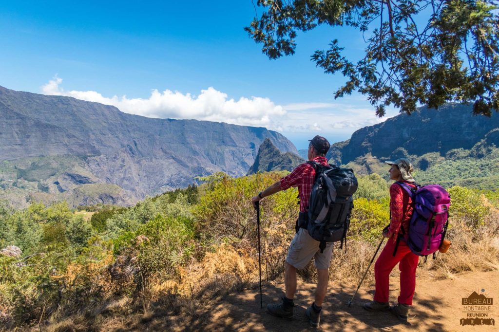 randonneurs vue sur Mafate sous la Plaine des Tamarins réunion trek