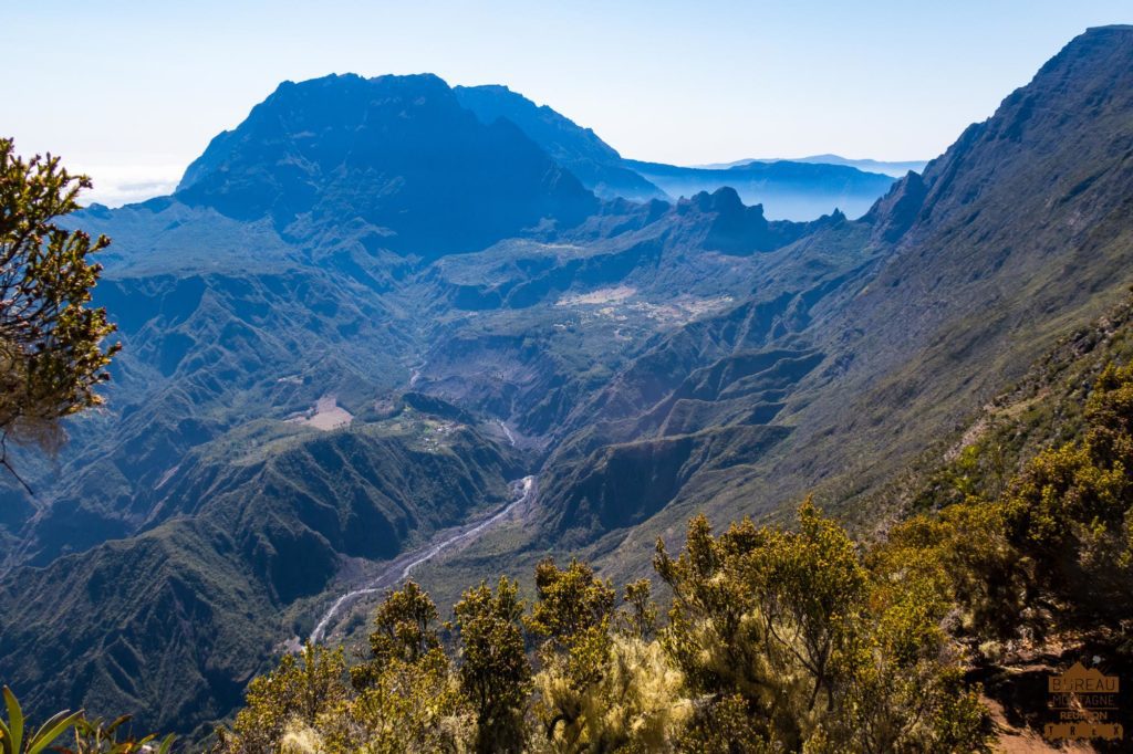 Vue panoramique du haut Mafate depuis le maïdo le col du Taïbit le Gros Morne trek la reunion