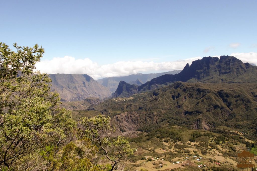 Vue sur Marla morne de Fourche piton des Calumets mafate réunion trek