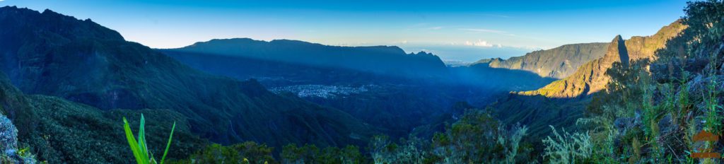 Panorama sur le cirque de Cilaos au petit matin réunion trek 974 piton fleur jaune