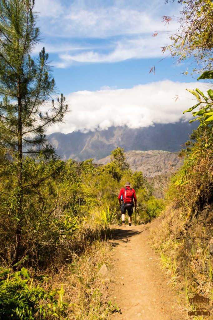 Sur les sentiers de Cilaos randonneur cirque la réunion