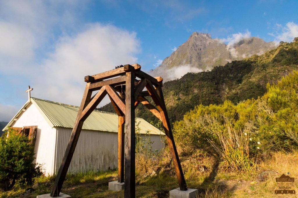 L'église et le campanile de Marla, Mafate gros morne