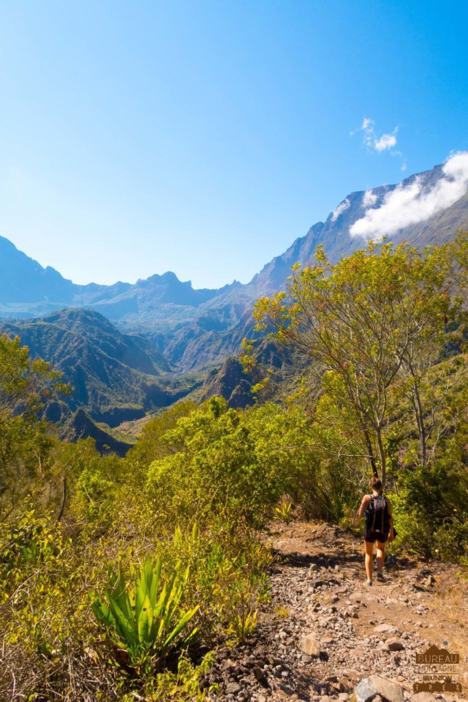 Sentier dans Mafate randonneuse trek 974 réunion