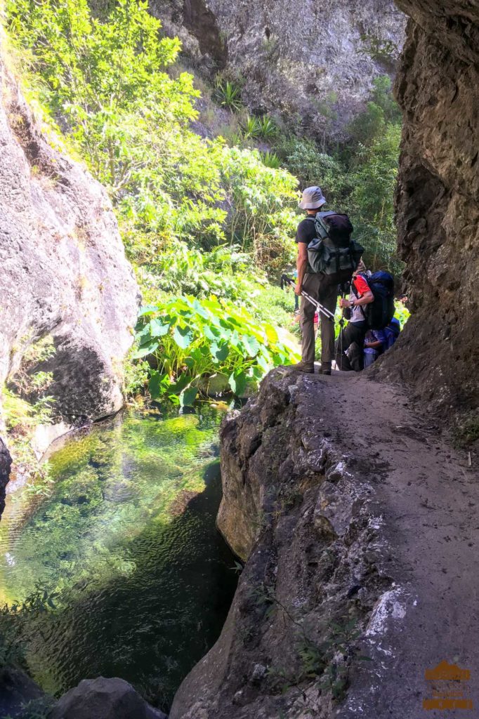 La ravine Grand-Mère sous l'ilet des Orangers randonneur rivière mafate 974