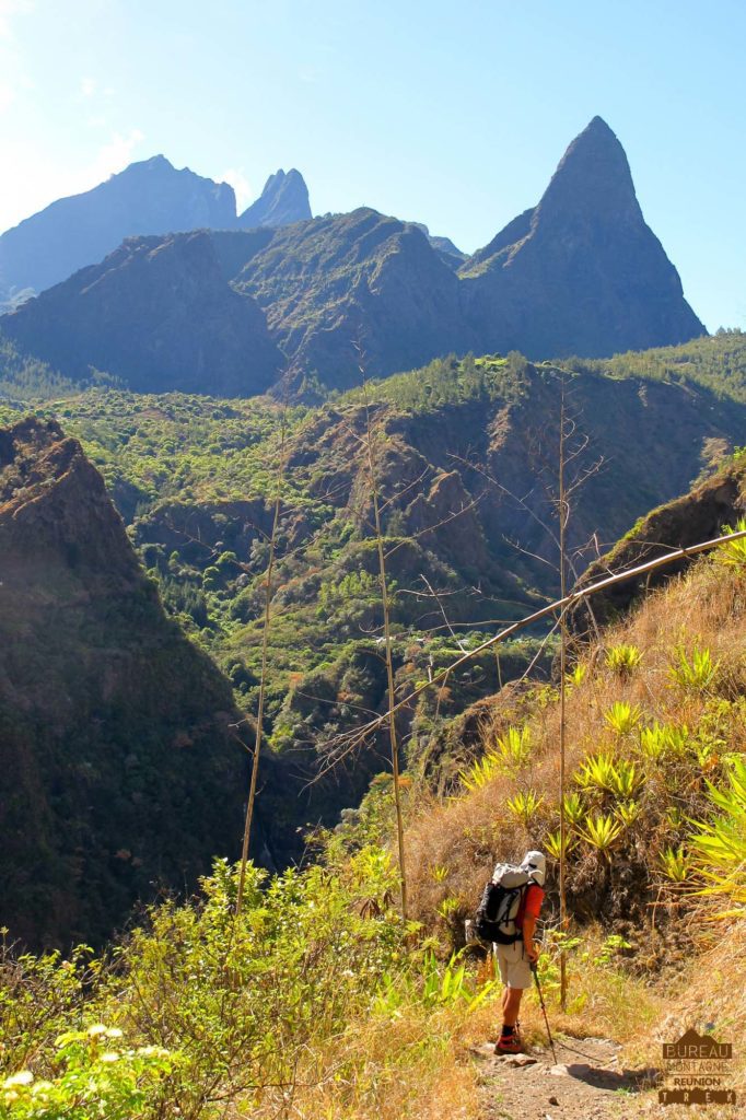 Sentier dans Mafate randonneur trek 974 réunion piton calumet gros morne