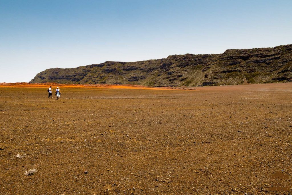 Hors-sentiers dans la Plaine des Sables piton fournaise trek guide réunion 974