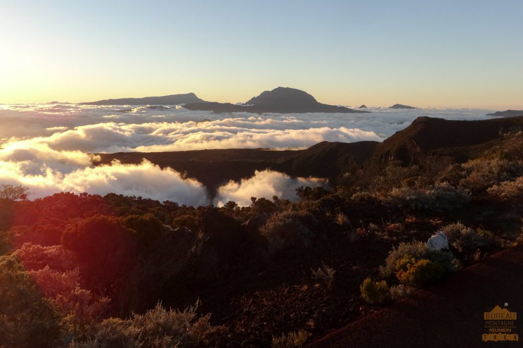 mer de nuage devant le Piton des Neiges réunion guide trek 974