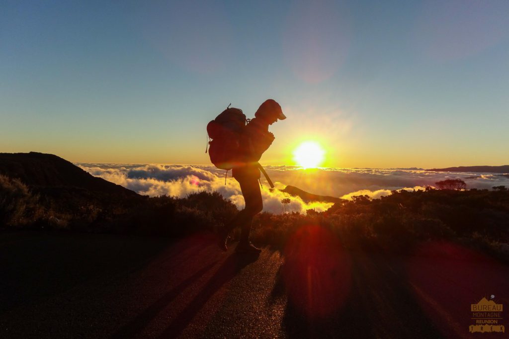 randonneur couché de soleil sur le Piton de La Fournaise réunion trek guide