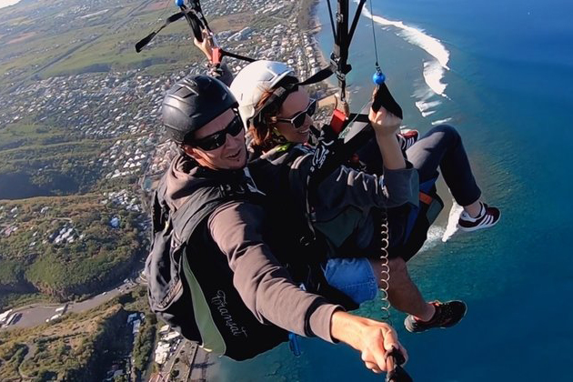 Les activités outdoor et plein air à ne pas manquer à la Réunion, parapente au-dessus du lagon de saint leu