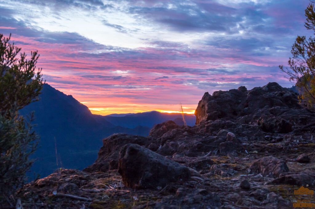 Randonnée à la journée avec un guide au maïdo avec repas créole et lever de soleil