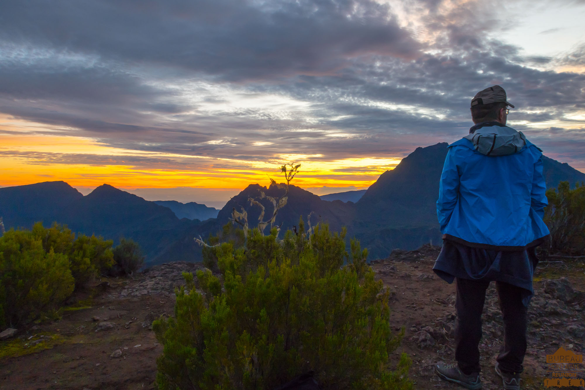 Randonnée à la journée avec un guide au maïdo avec repas créole et lever de soleil